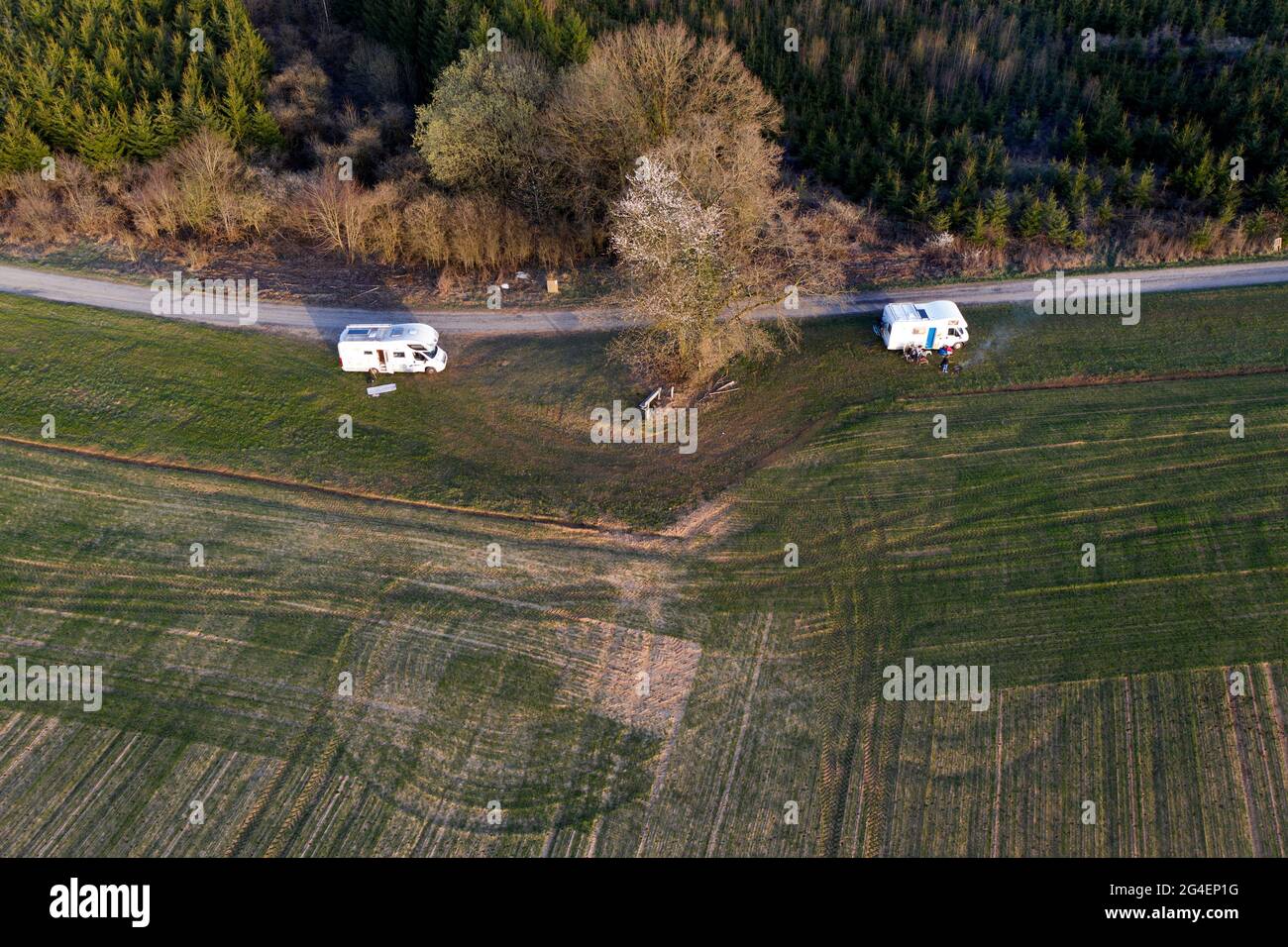 Luftaufnahme auf einem Campingplatz der Campingwagengruppe, in einem Feld, belgische ardennen Stockfoto