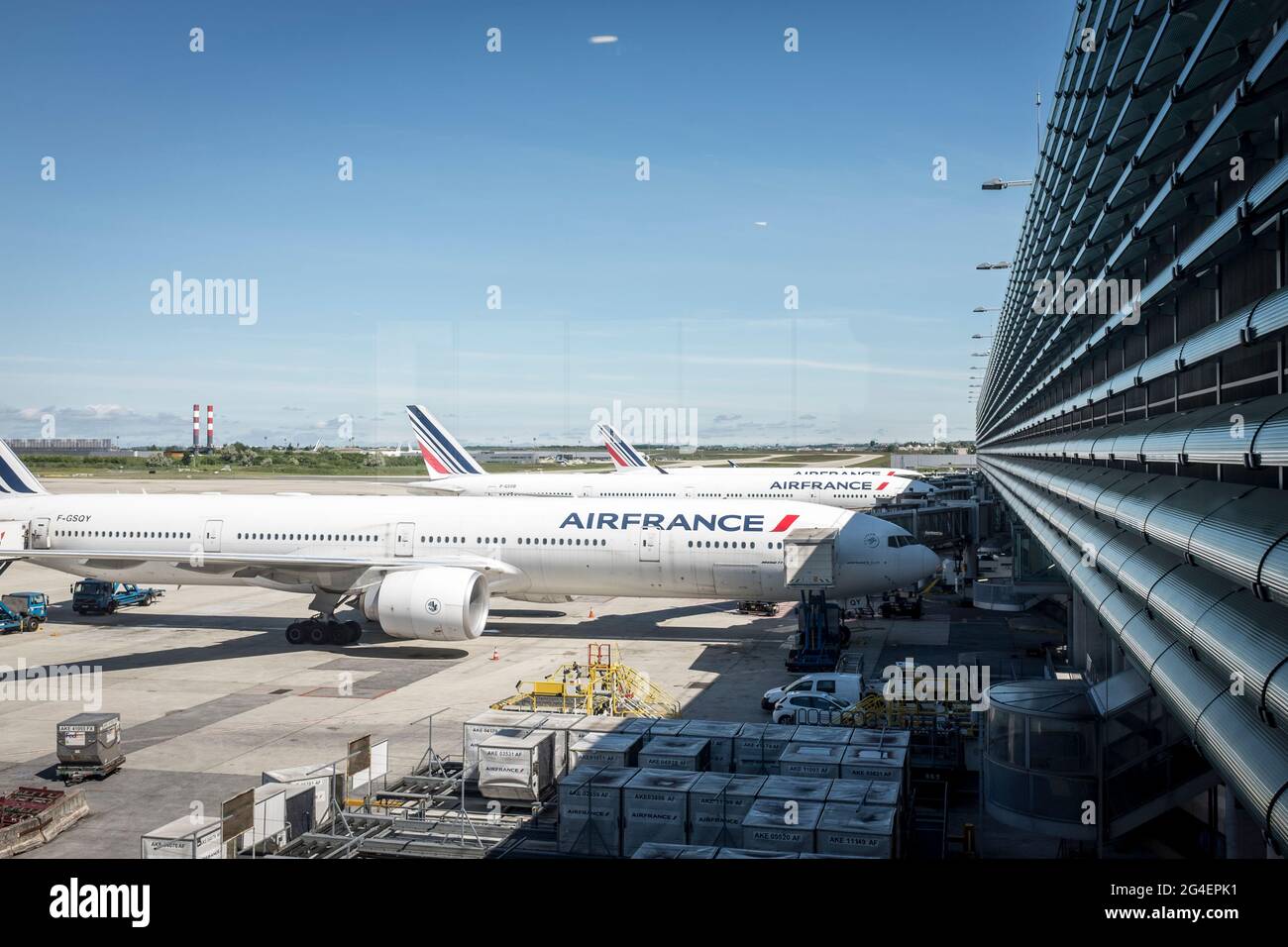 Air France Boeing 777-Flugzeuge sind vor dem Terminal am Flughafen Roissy Charles de Gaulle, außerhalb von Paris, Frankreich, aufgereiht. (Fotografiert durch Glas) Stockfoto