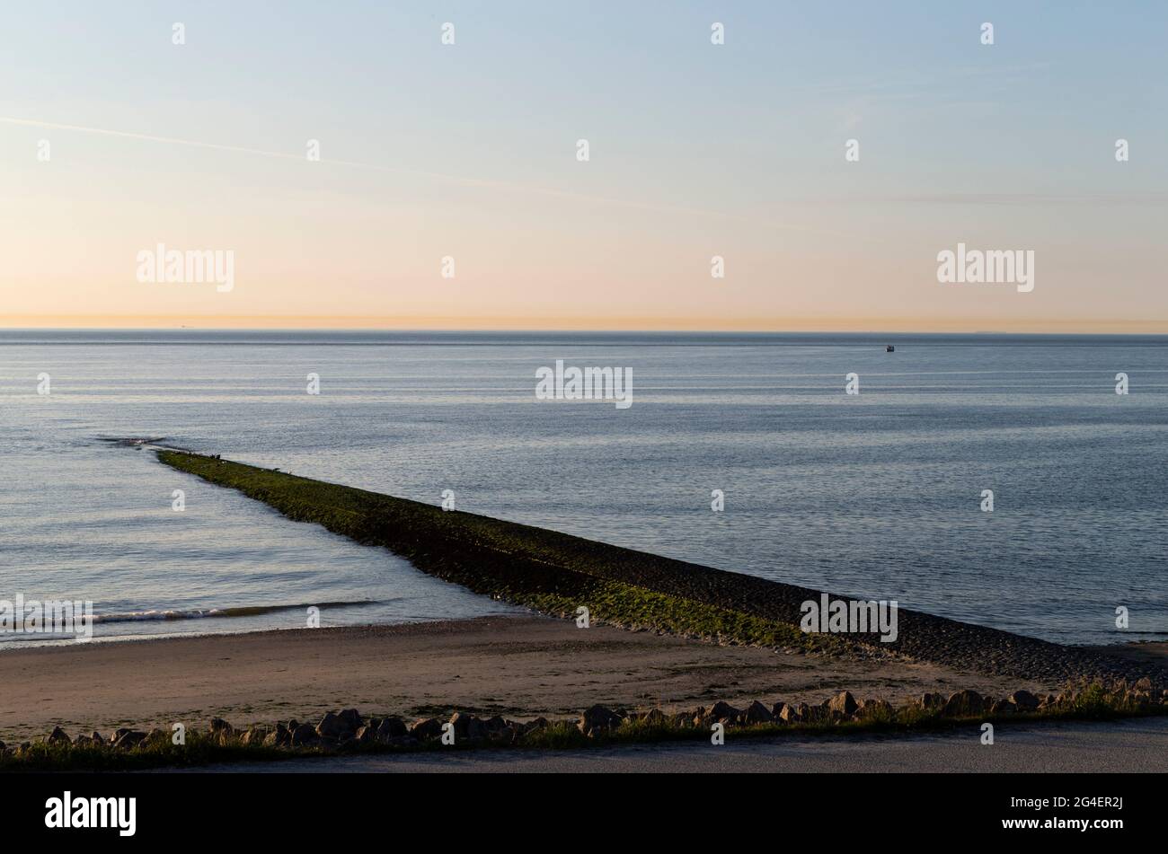 Das Foto zeigt eine Groyne auf der Insel Baltrum im Abendlicht Stockfoto