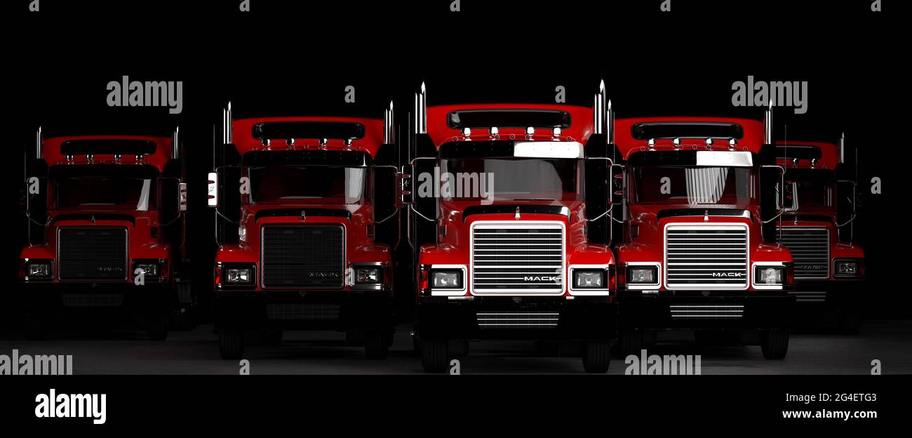 Klassischer amerikanischer Mack-Truck im Studio vor schwarzem Hintergrund Stockfoto