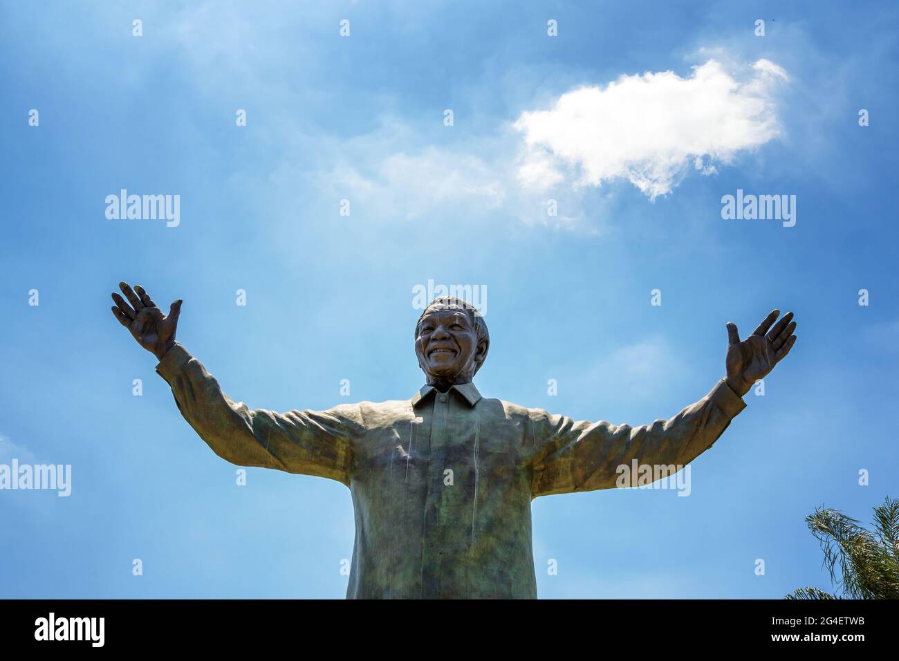 Pretoria, Südafrika - 4. November 2016: Riesige 9-Statue aus Bronze von Nelson Mandela, dem ehemaligen Präsidenten Südafrikas und Anti-Apartheid-Aktivisten. Dies Stockfoto