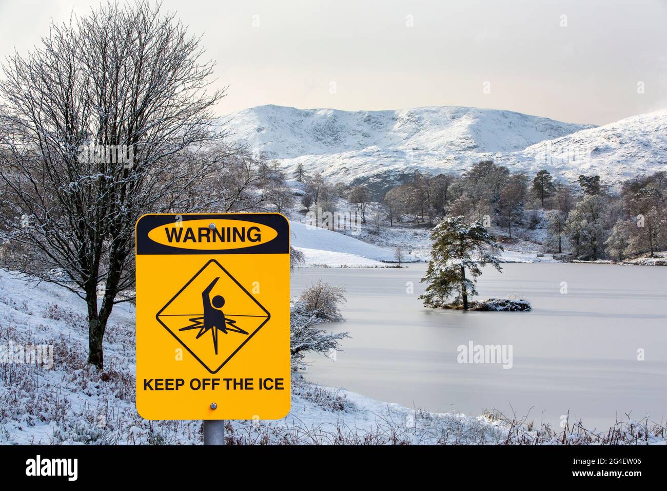 Tarn Howes fror over in Winter conditions, Lake District, UK, looking towards Coniston Old man. Stockfoto