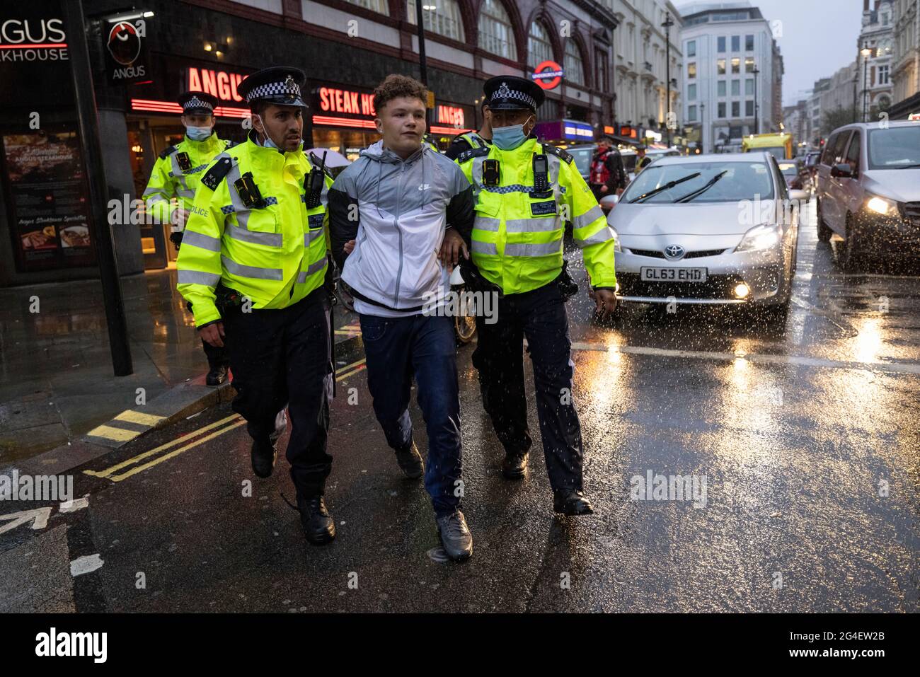 Englische Fußballfans wurden im West End, Central London, vor dem EURO20-Spiel gegen Schottland verhaftet. Stockfoto