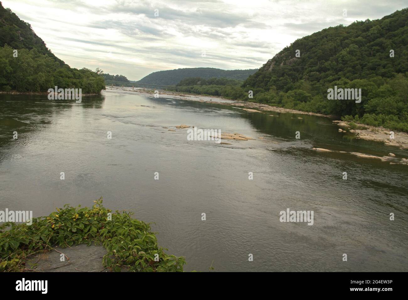 Harpers Ferry, WV, USA. Potomac River fließt zwischen MA & VA, nach dem Zusammenfluss mit Shenandoah River. Sandy Hook Bridge in der Ferne gesehen. Stockfoto