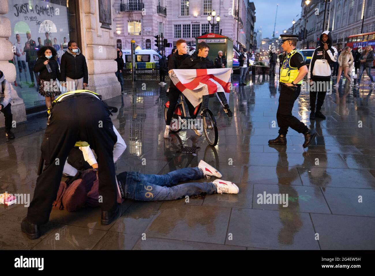 Englische Fußballfans wurden im West End, Central London, vor dem EURO20-Spiel gegen Schottland verhaftet. Stockfoto
