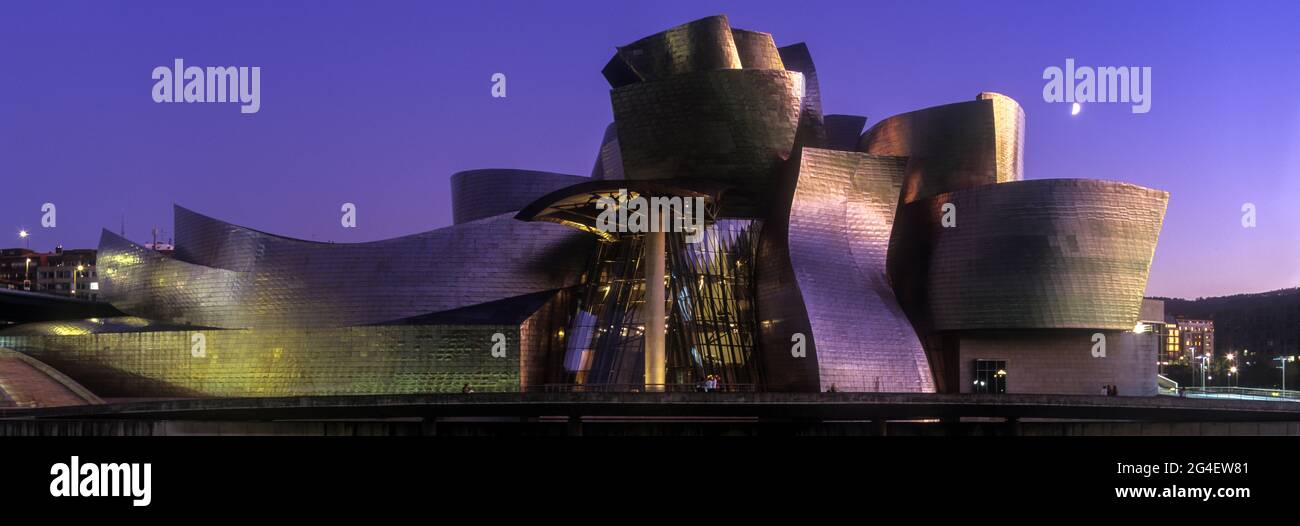 GUGGENHEIM-MUSEUM FÜR MODERNE KUNST (© FRANK GEHRY 1997) FLUSS NERVION BILBAO BASKENLAND SPANIEN Stockfoto