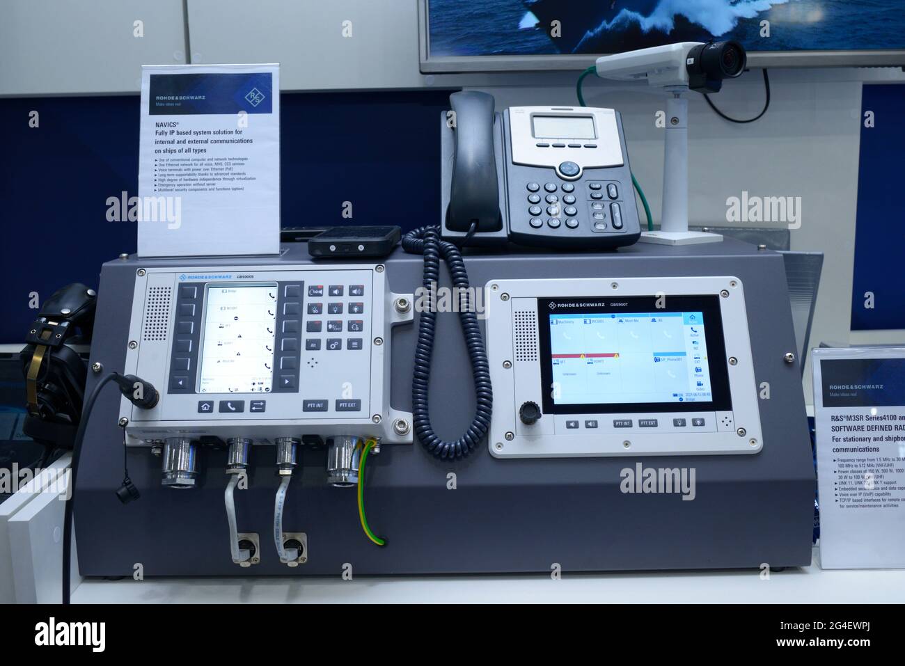 Bedienpult eines Radiosenders für die interne und externe Kommunikation auf Schiffen, hergestellt von Rohde Schwartz. Ausstellung für Waffen und Sicherheit. 15. Juni 2021. Stockfoto