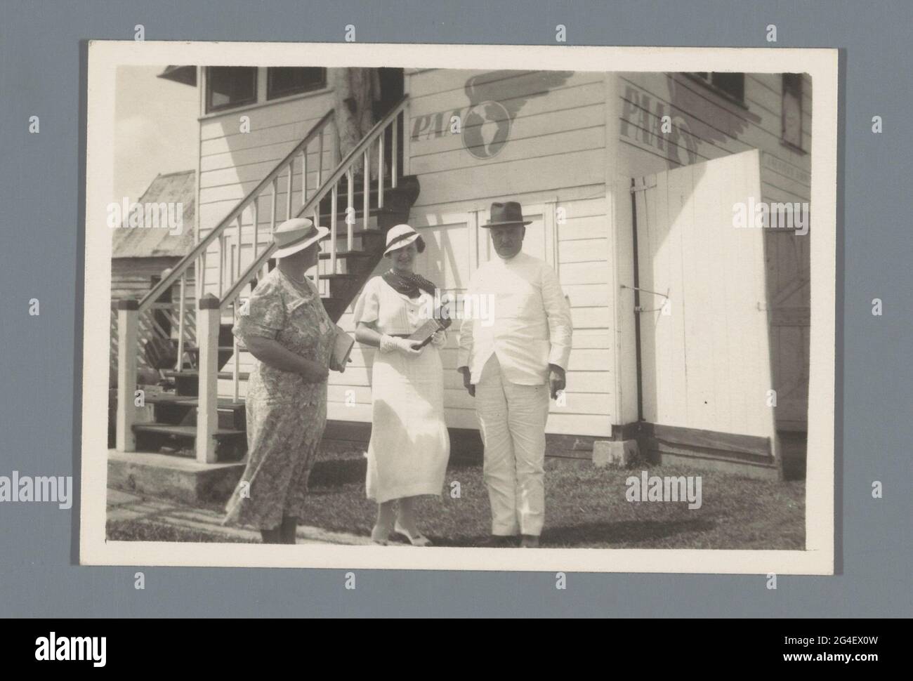 Zwei unbekannte Frauen und ein unbekannter Mann für ein Gebäude von Pan American World Airways. . Stockfoto