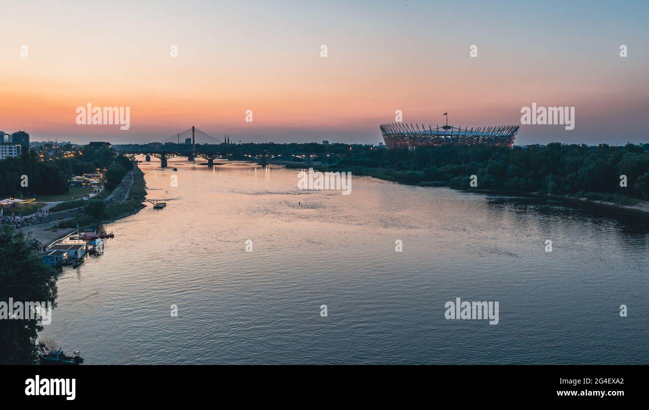 Abendansicht auf der Weichsel, der Swietokrzyski-Brücke und dem Nationalstadion in Warschau, Polen Stockfoto