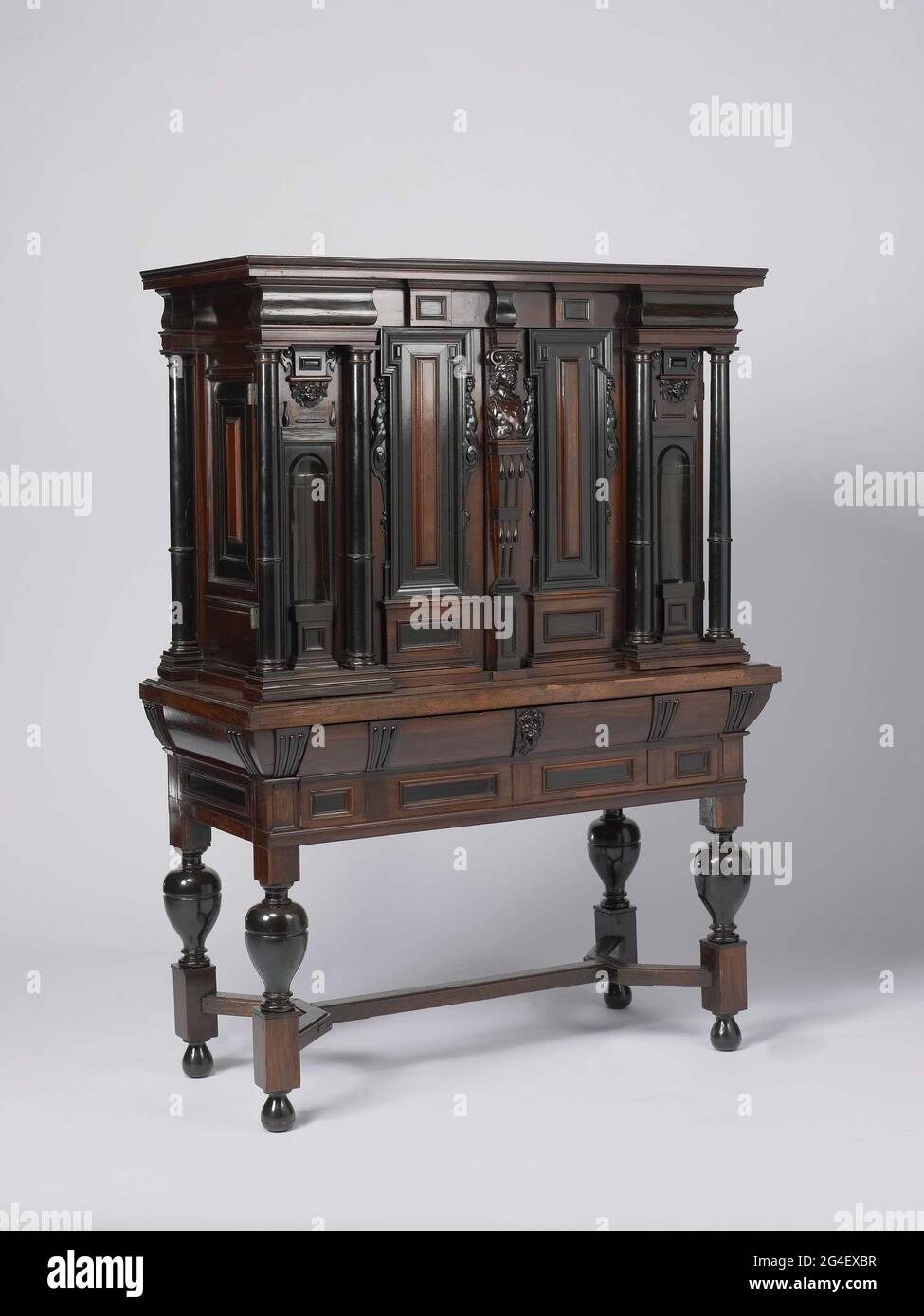 Tischschrank mit Palisander und Ebenholz auf Eichenholz-Kern geklebt. Das Chassis hat vasenförmige Beine mit glatten Häusern und einem doppelten Y-förmigen Kreuz. Die Tischregel mit looschierten Spiegeln trägt ein Viertel rundes Friesisch