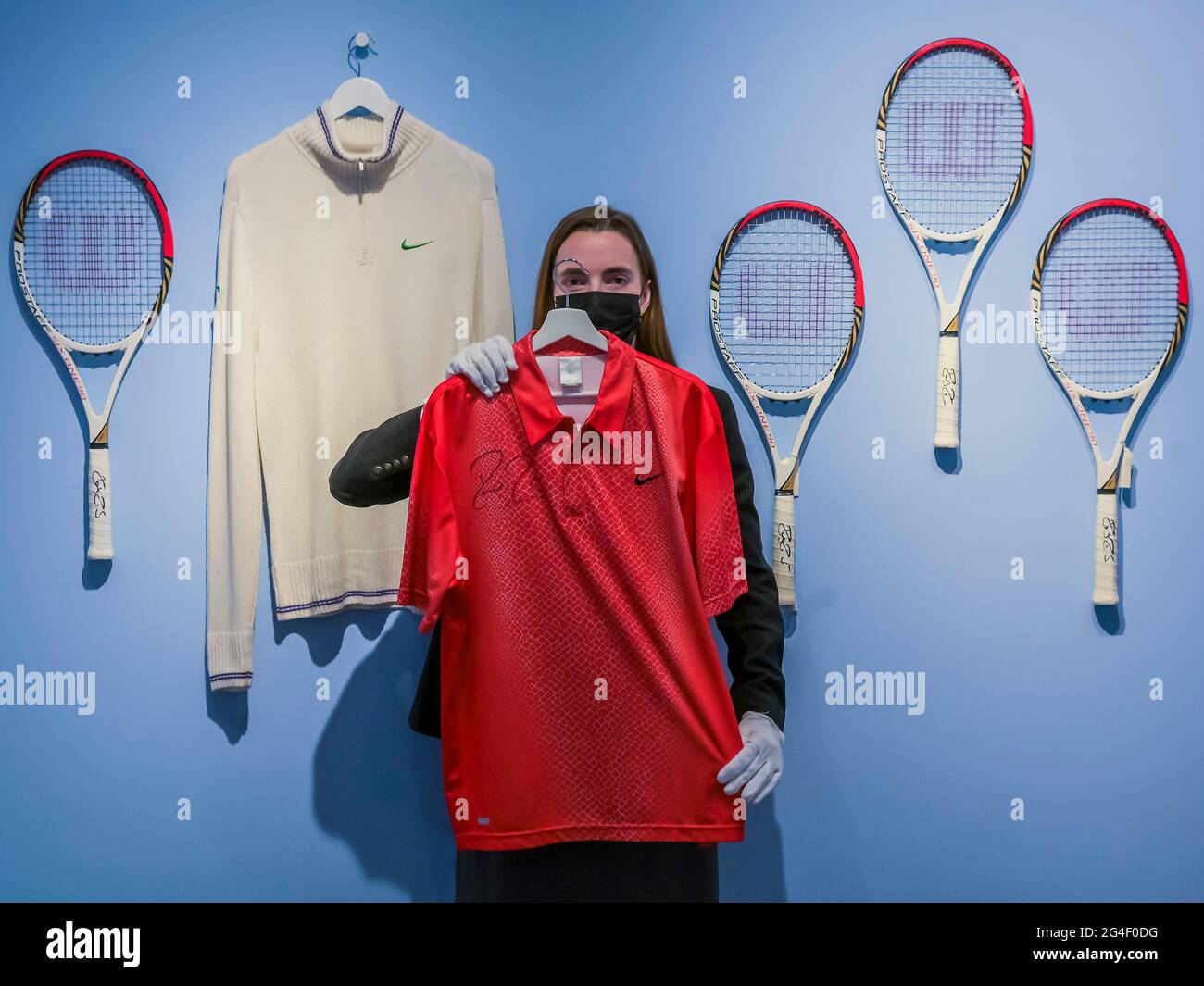 London, Großbritannien. Juni 2021. US Open Trikot, 2001, signiert 'Roger  Federer', est £1,200-1.800Wimbledon 2012 Strickjacke und Schläger signiert  'Roger Federer', est £40,000-60,000 mit Tennisschlägern der Olympischen  Spiele in London, 2012, jeweils ...