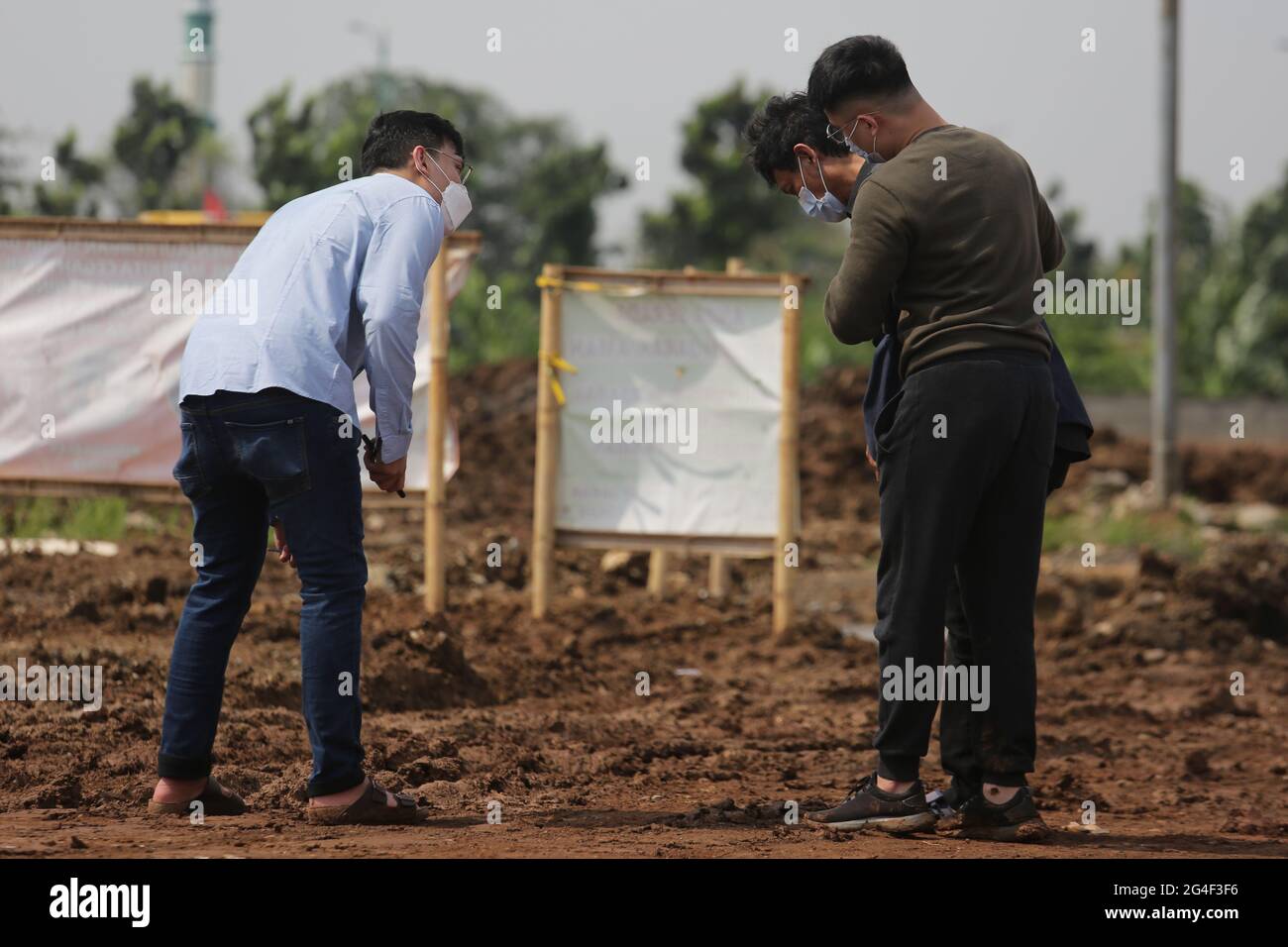 Covid-19 Beerdigung auf dem öffentlichen Friedhof von Rorotan, Cilincing, Nord-Jakarta, Indonesien. Die Todesfälle aufgrund von Covid-19 in Jakarta haben wieder zugenommen. Die Bevölkerung der Sonderhauptstadtregion von Jakarta wird aufgefordert, ihre Wachsamkeit gegenüber der Rate der Hinzufügung von Covid-19-Fällen zu erhöhen. Jetzt haben die Gesamtfälle in Indonesien 2 Millionen Fälle erreicht, wobei die Region der Sonderhauptstadt Jakarta immer noch das Zentrum der Ausbreitung des Virus ist. Die Anzahl der Todesfälle pro Tag stieg um 74 Fälle und wurde die höchste unter den anderen Provinzen. Damit die Zahl der Todesfälle durch dieses Virus Stockfoto