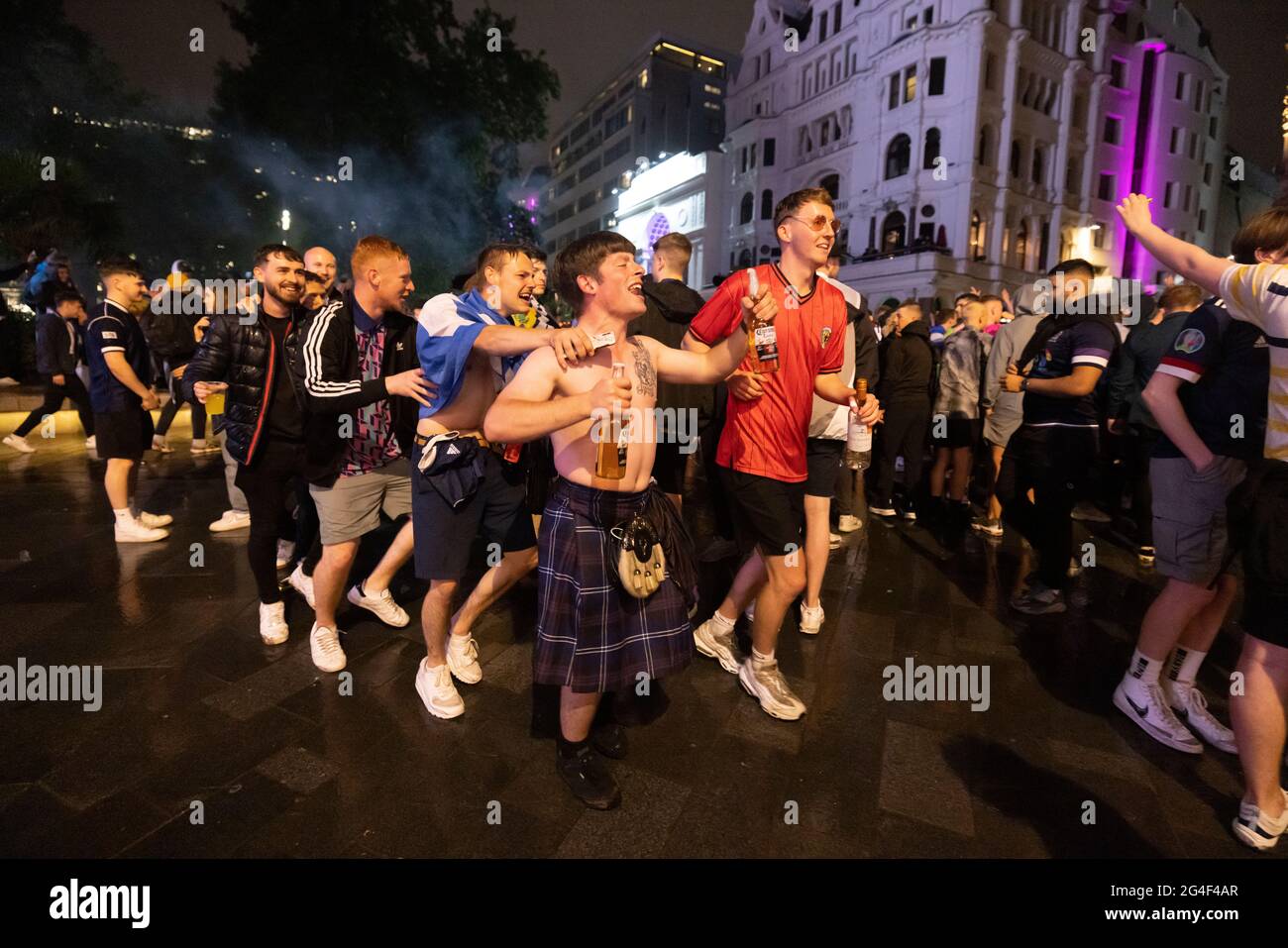 Schottische Fans feiern im Leicester Square, Central London, nach dem EURO20-Spiel gegen England, bei dem das Spiel zu einem Unentschieden von 0-0 führte. Stockfoto