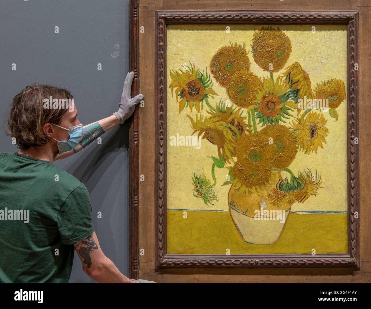 The National Gallery, London, Großbritannien. 21. Juni 2021. Kunsthändler der National Gallery hängen die Vincent van Gogh Sonnenblumen, gemalt 1888, am frühen Montagmorgen, dem 21. Juni, der Sommersonnenwende, vor der Eröffnung der Galerie. Das Van Gogh-Meisterwerk ist nach einer 16-monatigen Welttournee nach Japan und Australien in die Galerie gekommen. Quelle: Malcolm Park/Alamy Live News. Stockfoto