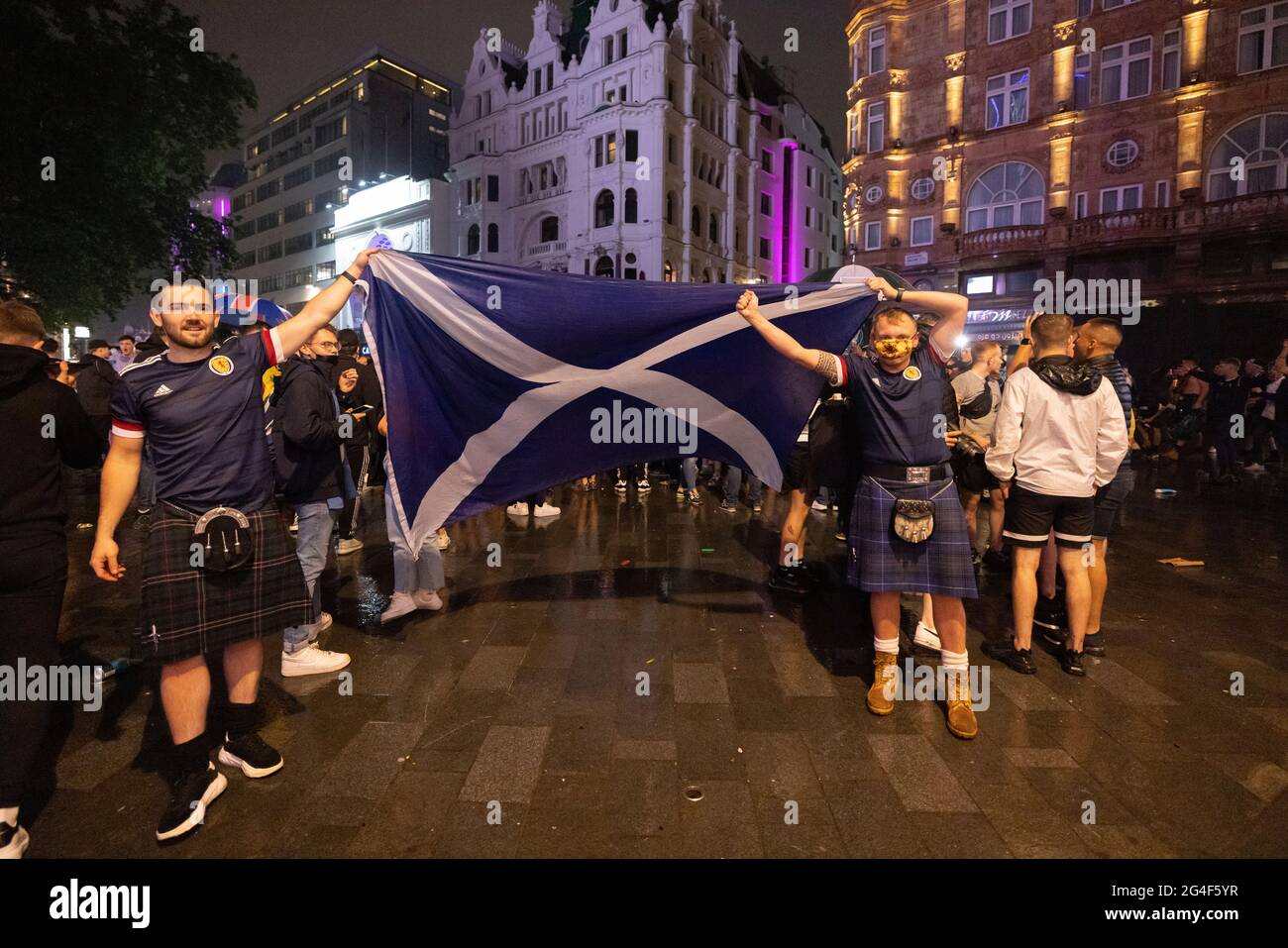 Schottische Fans feiern im Leicester Square, Central London, nach dem EURO20-Spiel gegen England, bei dem das Spiel zu einem Unentschieden von 0-0 führte. Stockfoto