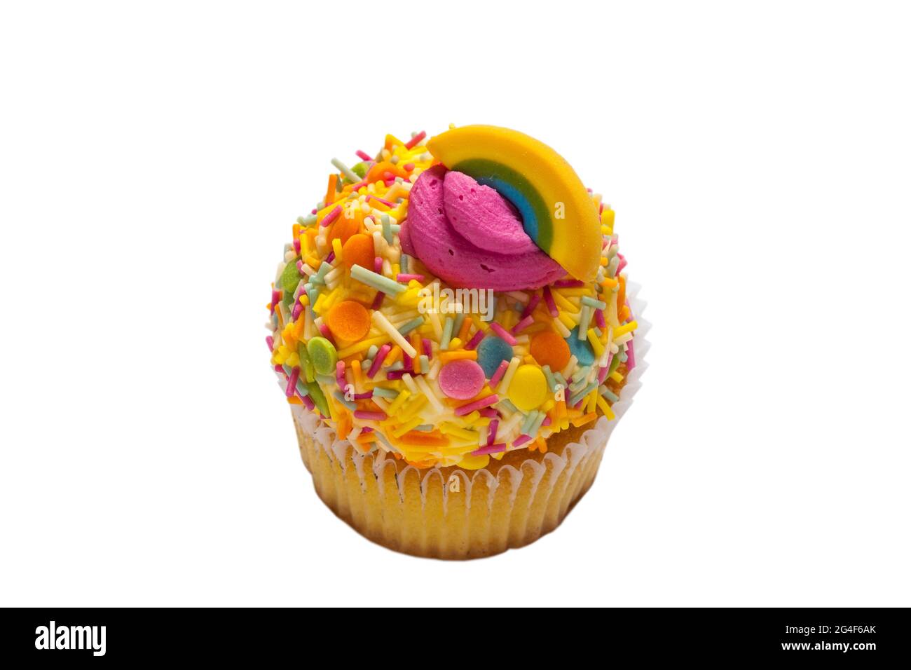 Cutie Cupcakes färben den Regenbogen-Cupcake von M&S isoliert auf weißem Hintergrund Stockfoto