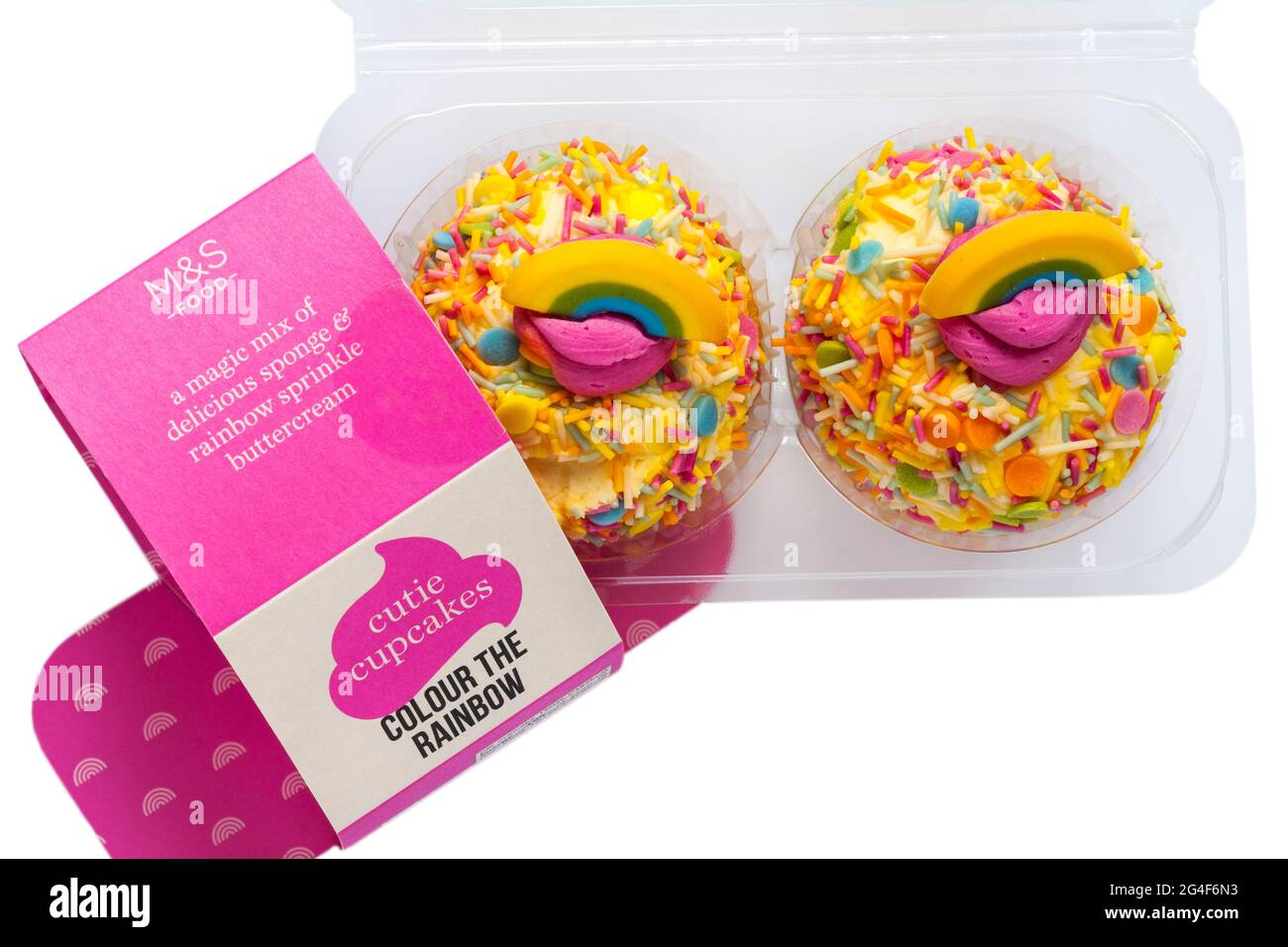 Cutie Cupcakes färben den Regenbogen von M&S auf weißem Hintergrund Stockfoto