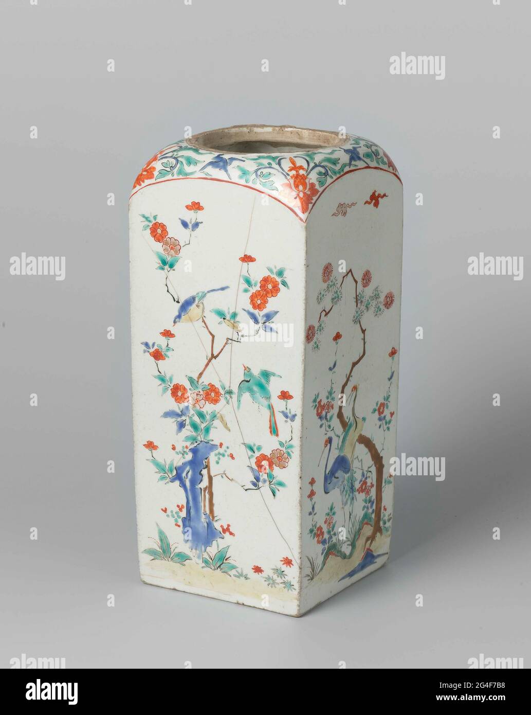 . Quadratische Porzellanflasche, auf die Glasur in blau, rot, grün, gelb, braun gemalt, Schwarz und Gold. An jeder Wand zwei Vögel (O.A. Kranich) auf oder mit einem blühenden Baum an einem Felsen, von dem einer der 'drei Freunde des Winters' (Kiefer, Bambus, prunus) und auf dem vierten ein Chrysantheme auf drei Seiten. Auf der Schulter trinkt die Blume mit einem Vogel. Altes Etikett auf der Unterseite mit 'Collection Westendorp / 139'. Beschriftung auf der Unterseite mit 'A'. Ein paar Risse in der Wand; der Hals wurde geschliffen. Arita, Kakiemon. Stockfoto