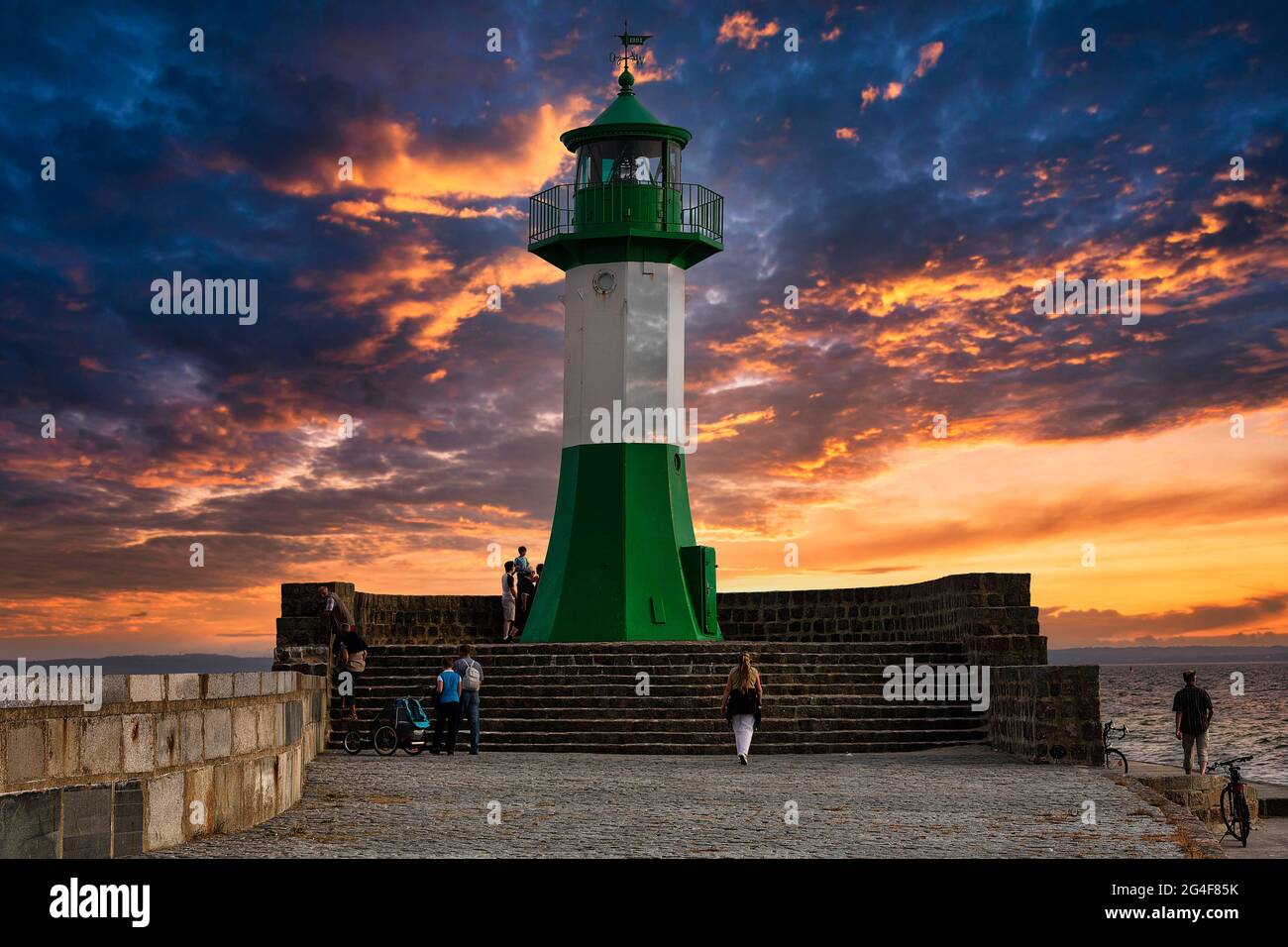 Grün-weißer Leuchtturm, Pier Licht Sassnitz, dramatischer Abendhimmel, Insel Rügen, Mecklenburg-Vorpommern, Deutschland Stockfoto