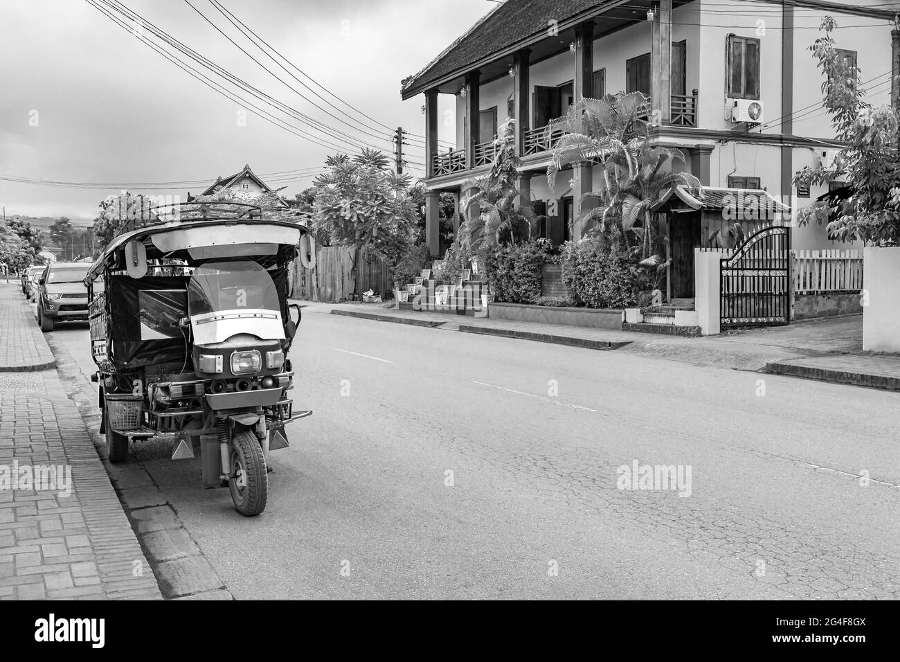 Schwarz-Weiß-Bild einer alten Tuk Tuk Rikscha in Luang Prabang Laos. Stockfoto