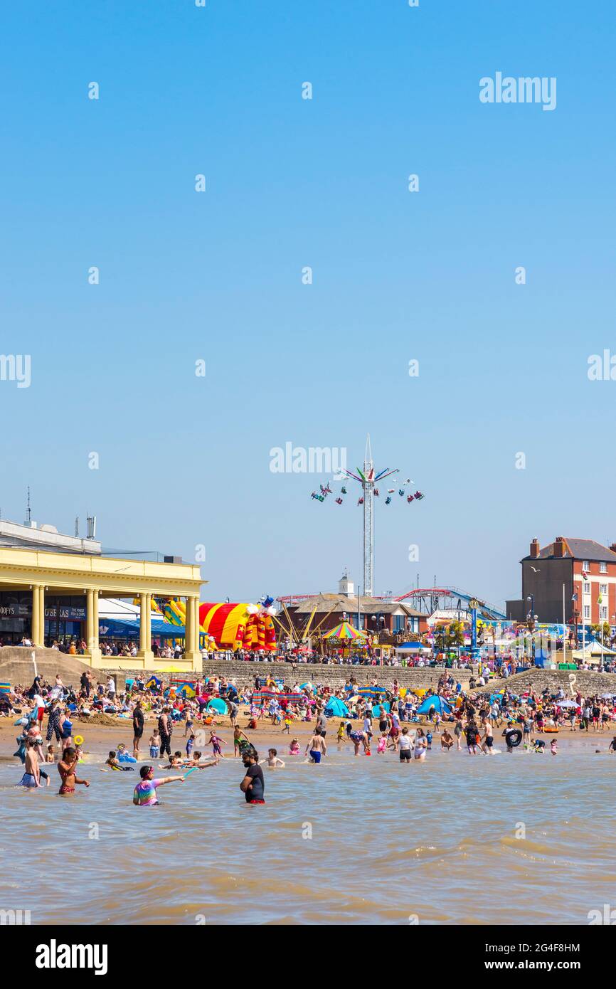 An einem sonnigen Frühlingsfeiertag ist der Strand des Seebadeorts Barry Island voll. Stockfoto