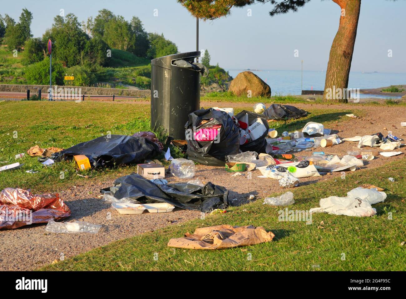 Am Samstagabend wurden Müll und Müllsäcke im Park abgeladen. Kaivopuisto Park, Helsinki, Finnland. 20. Juni 2021 Stockfoto