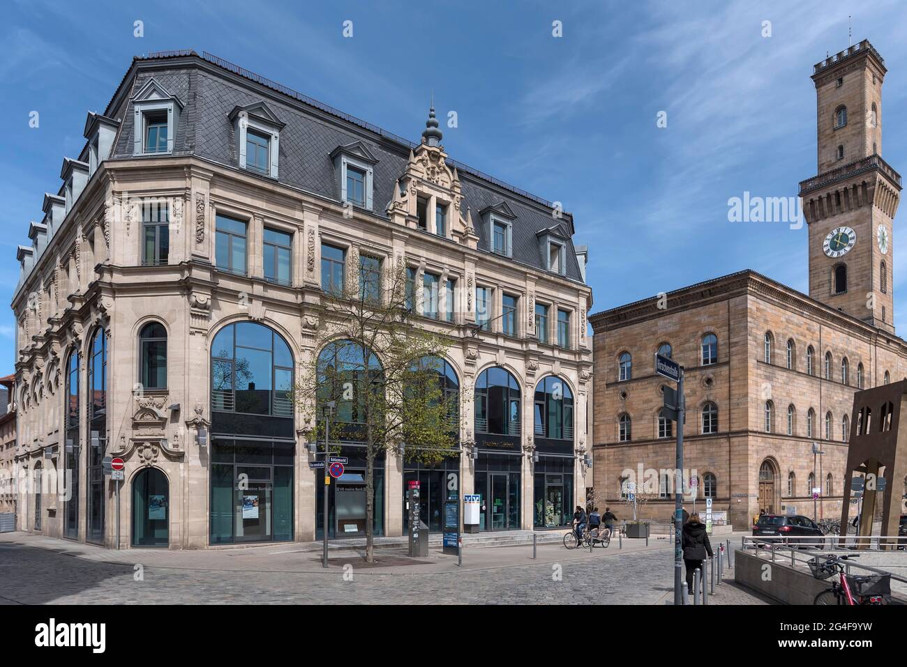 Ehemaliges Kaufhaus Tietz, erbaut 1900, heute eine Bank, rechts das Rathaus, Fürth, Mittelfranken, Bayern, Deutschland Stockfoto