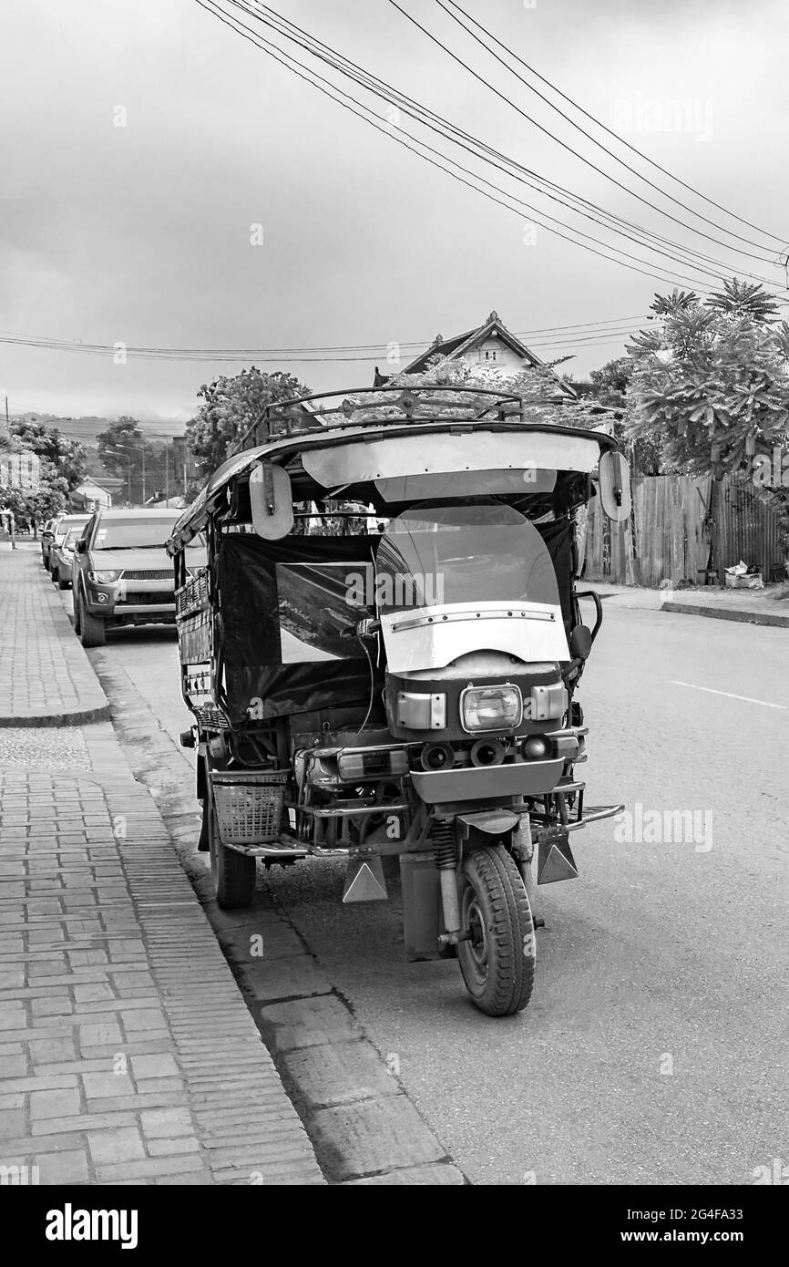 Schwarz-Weiß-Bild einer alten Tuk Tuk Rikscha in Luang Prabang Laos. Stockfoto