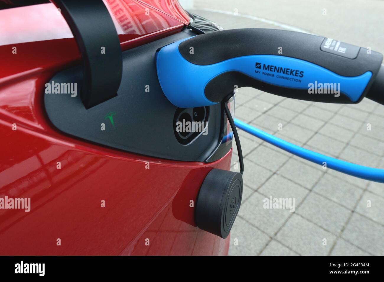 Ladeanschluss mit Ladekabel am Fahrzeug Tesla Model 3, Deutschland Stockfoto