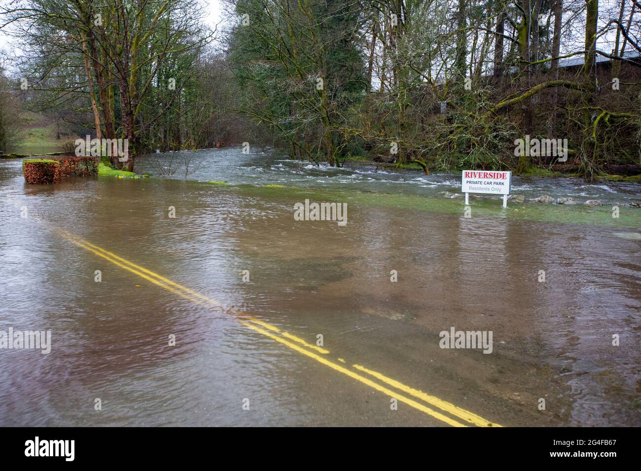 Überschwemmungen auf der Under Loughrigg Road in Ambleside durch extremes Wetter, Lake District, Großbritannien. Stockfoto