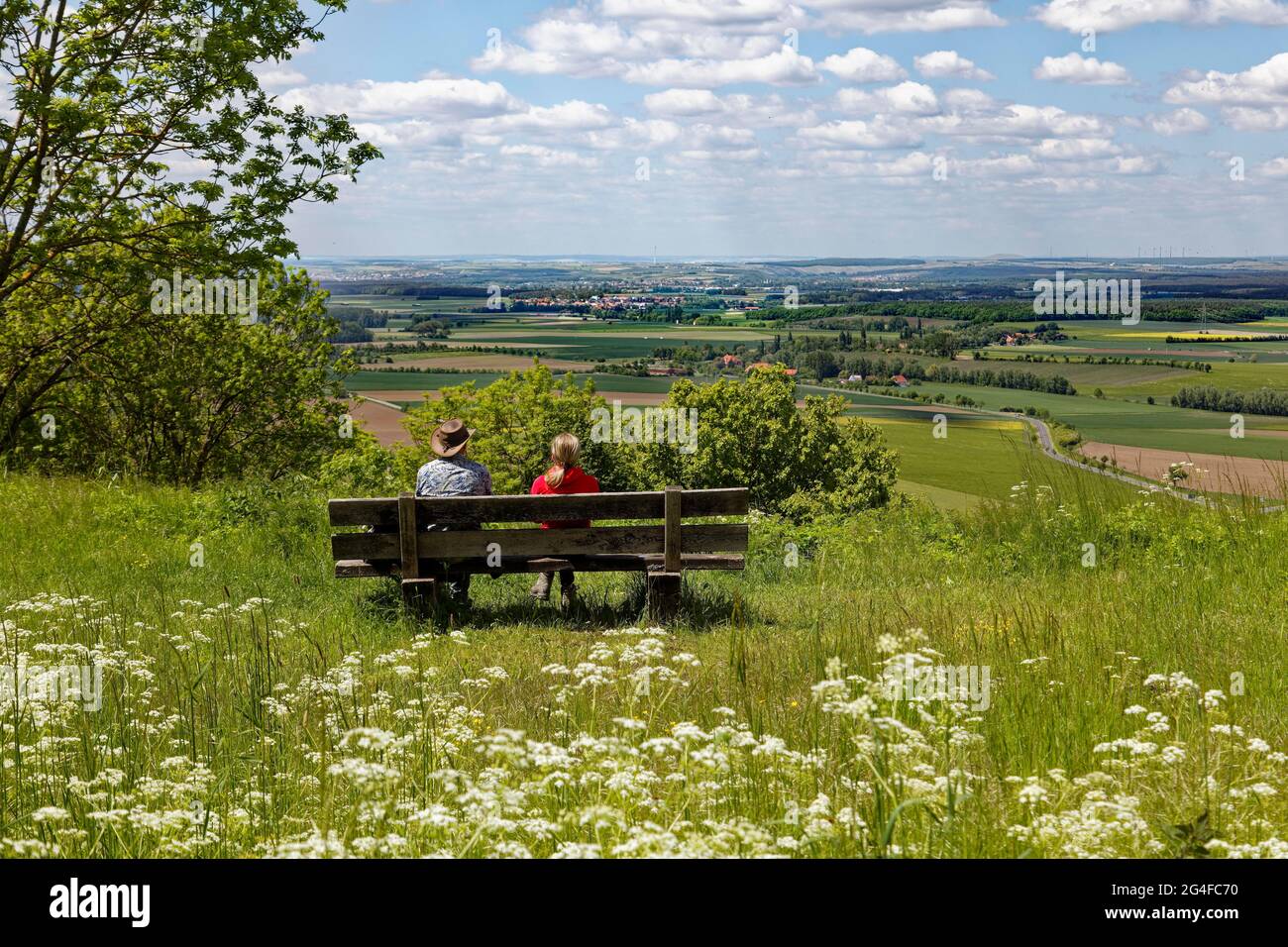 Das Paar auf der Bank blickt vom Burgberg nach Rüdenhausen, Weindorf Castell bei Wiesentheid, Steigerwald, Unterfranken, Franken, Bayern Stockfoto