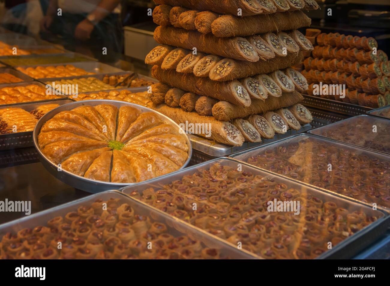 Türkische Köstlichkeiten im Laden, Gewürzbasar, Istanbul, Türkei. Dessert Baklava: Traditionelles süßes Gebäck Stockfoto