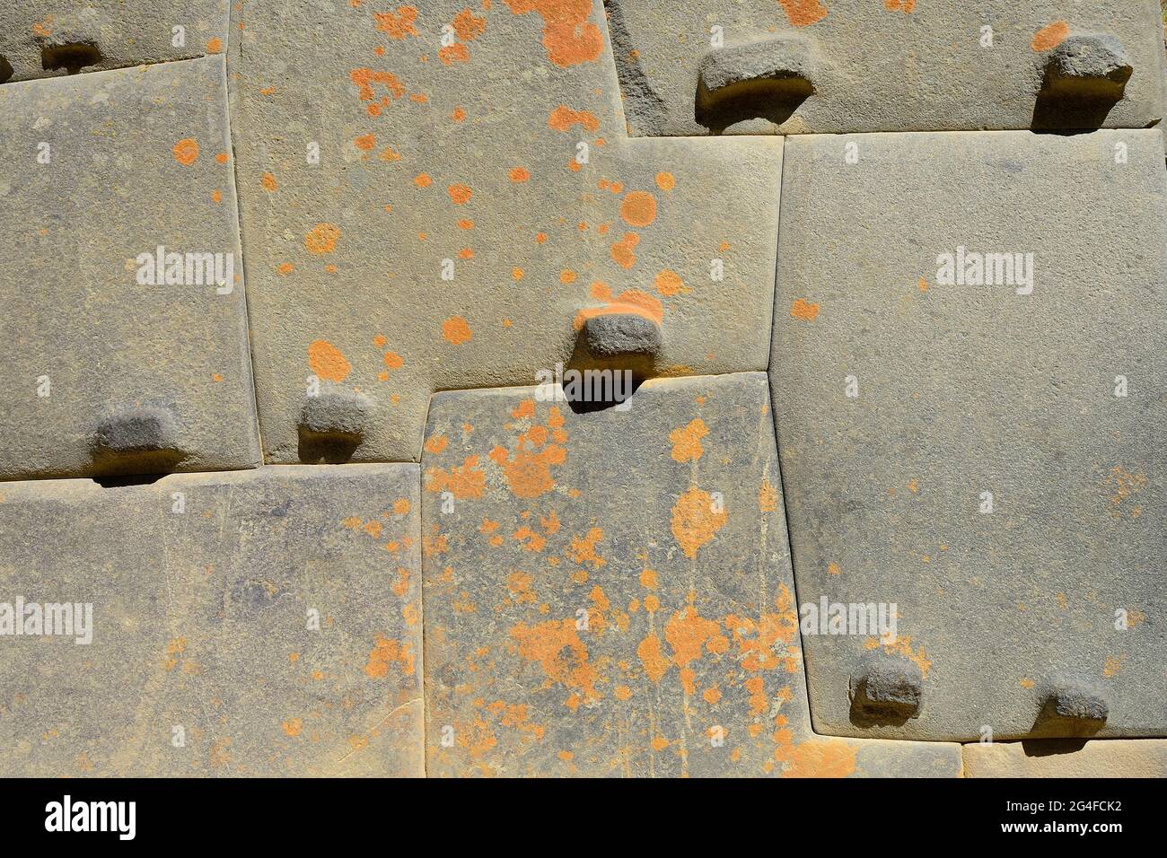 Präzise Steineinstellung in einer Wand der Inka-Ruinen, Ollantaytambo, Region Cusco, Provinz Urubamba, Peru Stockfoto