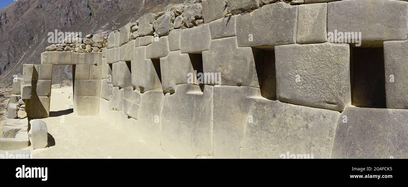 Tor und Mauer mit Nischen in den Inka-Ruinen, Ollantaytambo, Region Cusco, Provinz Urubamba, Peru Stockfoto