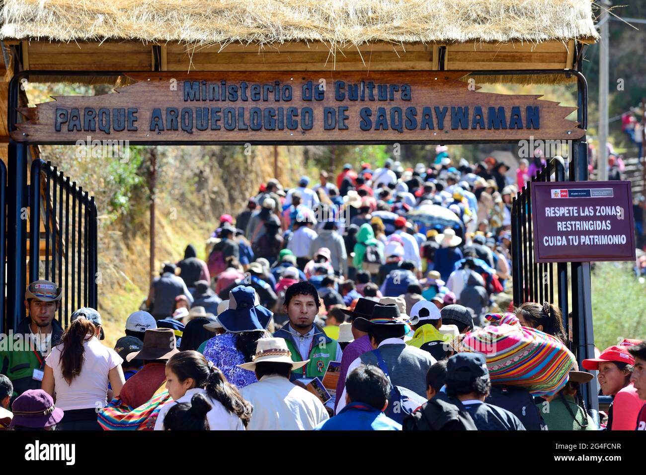 Inti Raymi, Festival der Sonne, Menschenmassen auf dem Weg zur Veranstaltung im Inca Sacsayhuaman Ruinenkomplex, Cusco, Peru Stockfoto