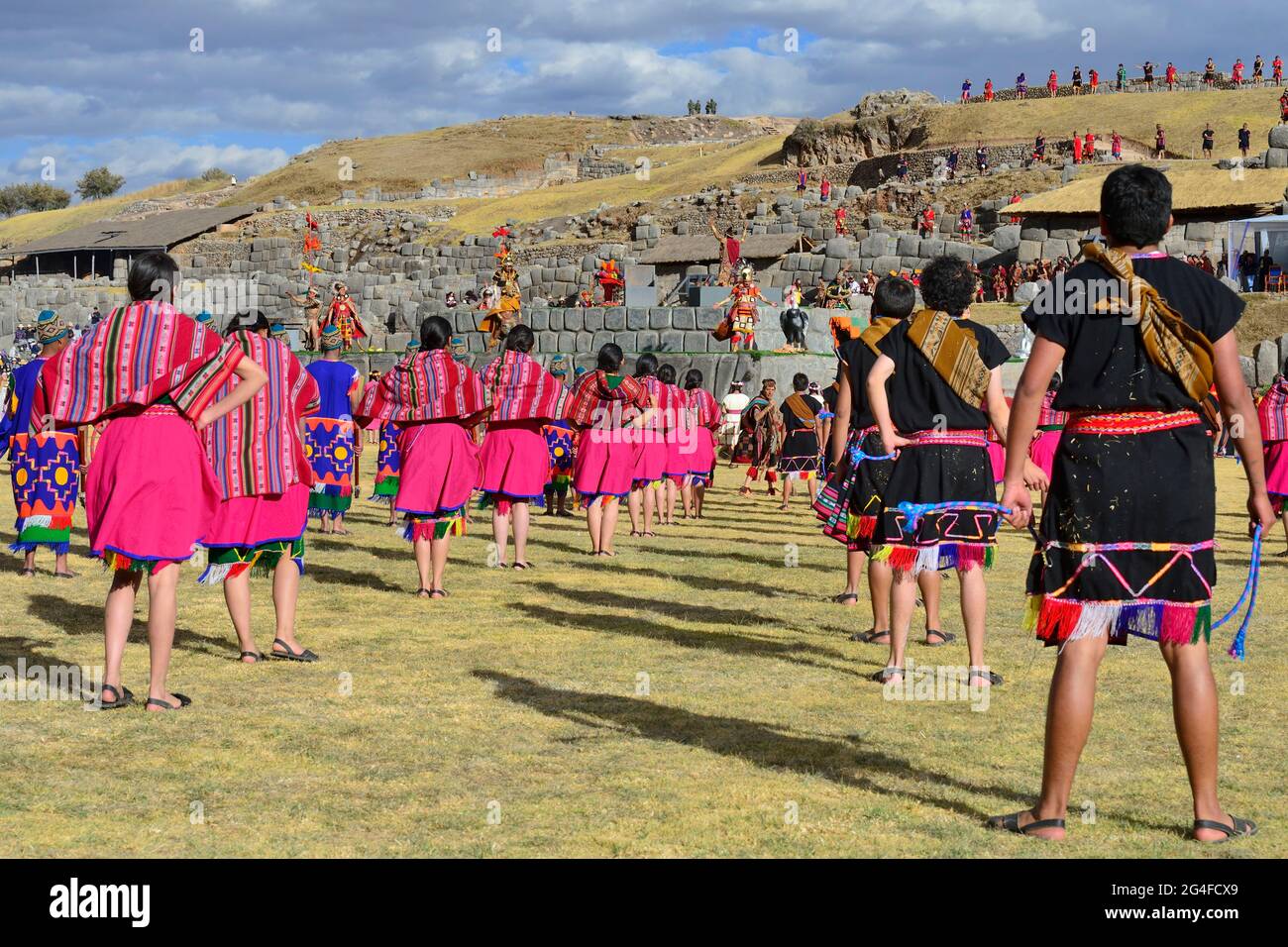 Inti Raymi, Fest der Sonne, Tanzgruppe vor dem Heiligtum, Ruinen des Inka Sacsayhuaman, Cusco, Peru Stockfoto