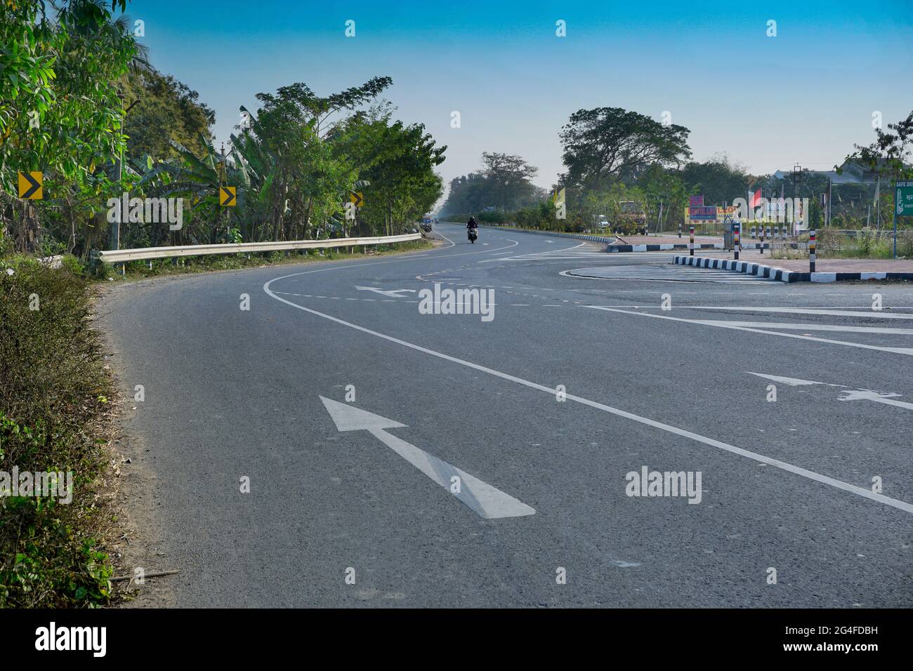 Howrah, Westbengalen, Indien - 24. Februar 2018 : Nationalstraße von Indien mit betonierter Straße, blauer Himmel oben. Stock-Bild. Stockfoto