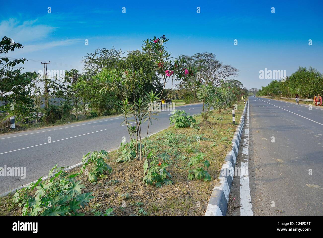 Nationale Autobahn Indiens mit Beton gemacht Straße, blauer Himmel oben. Stock-Bild. Stockfoto