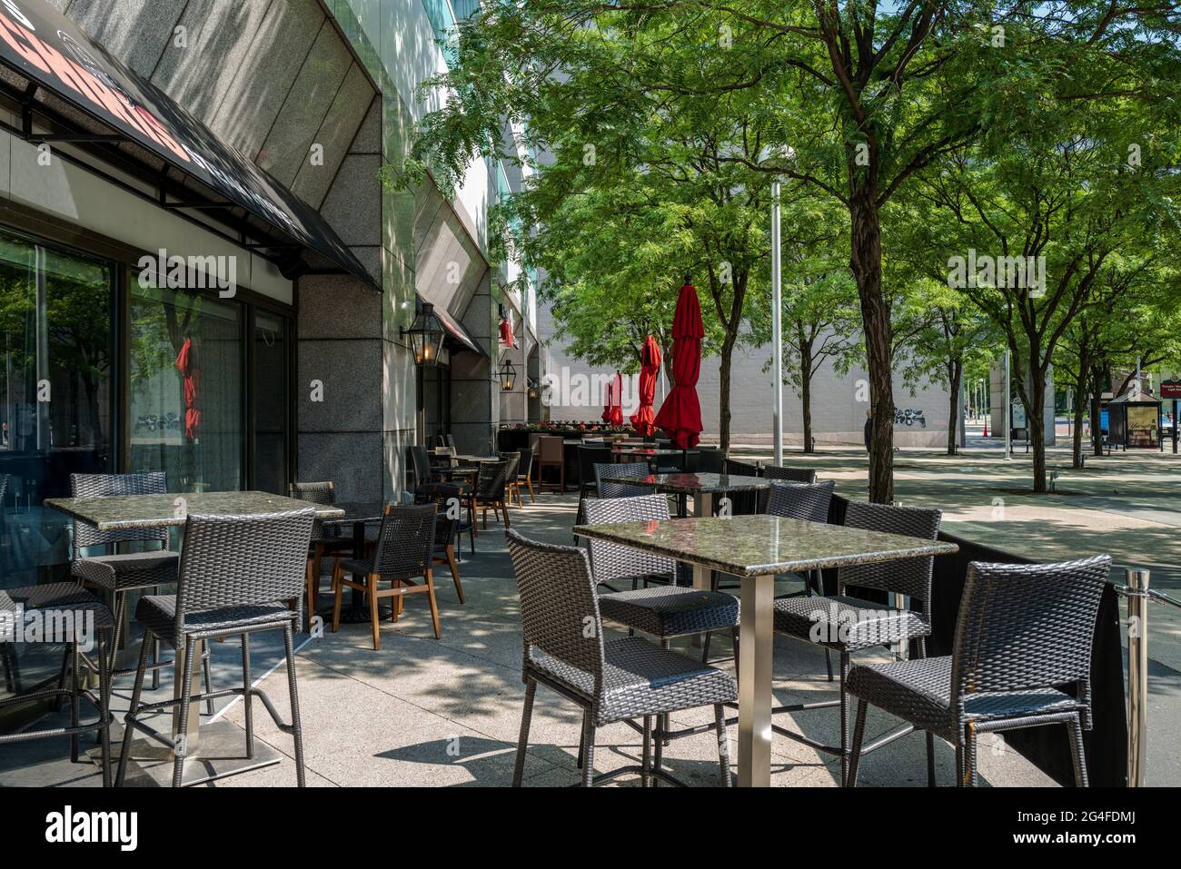 Washington Blvd, Jersey City, USA - 19. Juni 2021. Ein Weitwinkelfoto von Restaurants im Freien am Washington Blvd in Jersey City, NJ Stockfoto