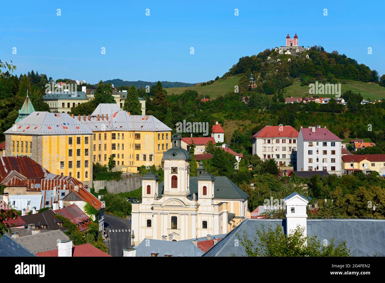 Blick über die Stadt, in der Mitte die Kirche der Himmelfahrt der Jungfrau Maria und im Hintergrund der Kalvarienberg, Banska Stiavnica oder Schemnitz oder Stockfoto