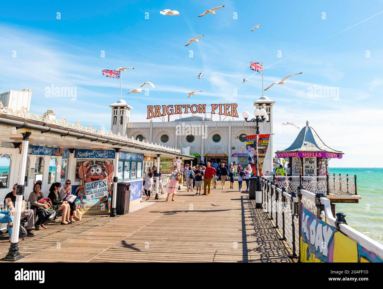 Touristen am Brighton Palace Pier mit Möwen, Brighton, East Sussex, England, Großbritannien Stockfoto