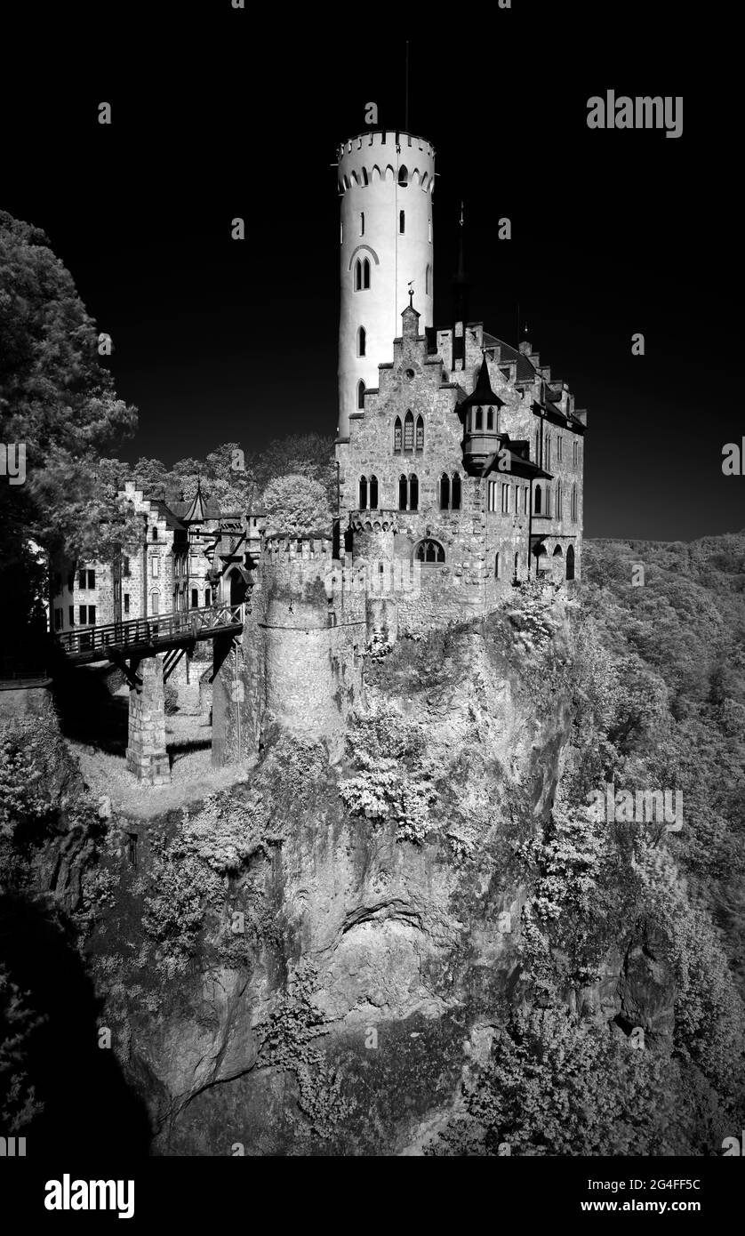Infrarotbild, historisches Schloss Lichtenstein, Honau, Schwäbische Alb, Baden-Württemberg, Deutschland Stockfoto