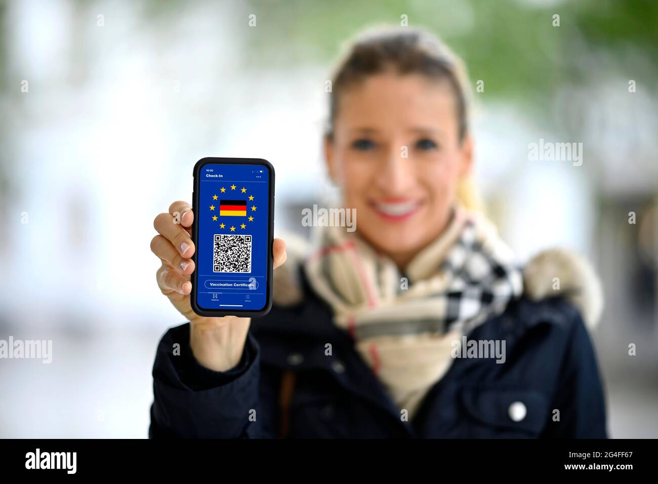 Symbol Foto Impfprivileg, Frau zeigt Smartphone mit digitalem europäischen Impfpass mit QR-Code, Corona-Krise, Deutschland Stockfoto