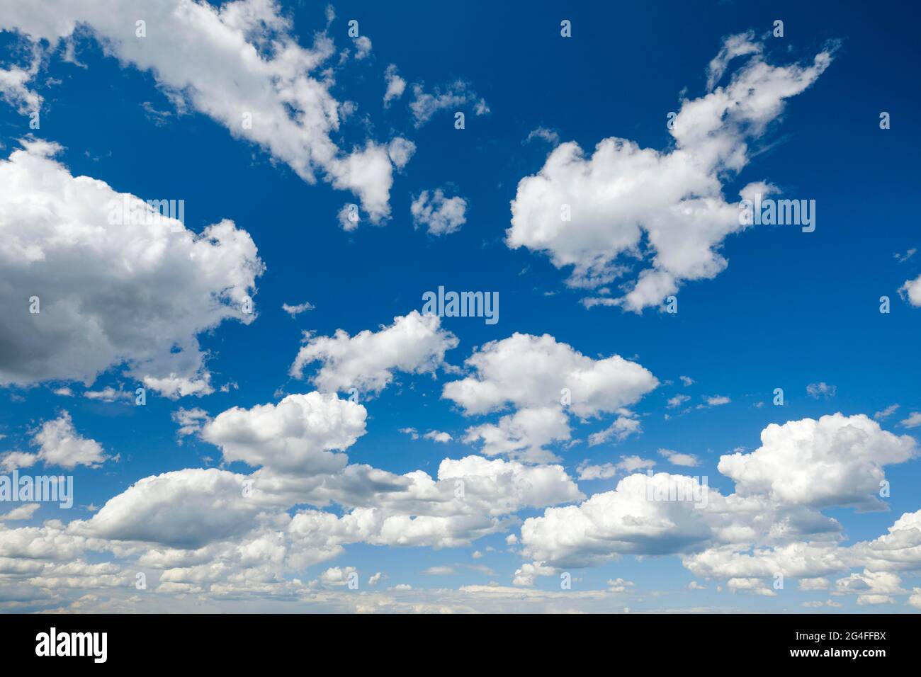 Schöne weiße Frühlingswolken am blauen Himmel, Schweiz Stockfoto