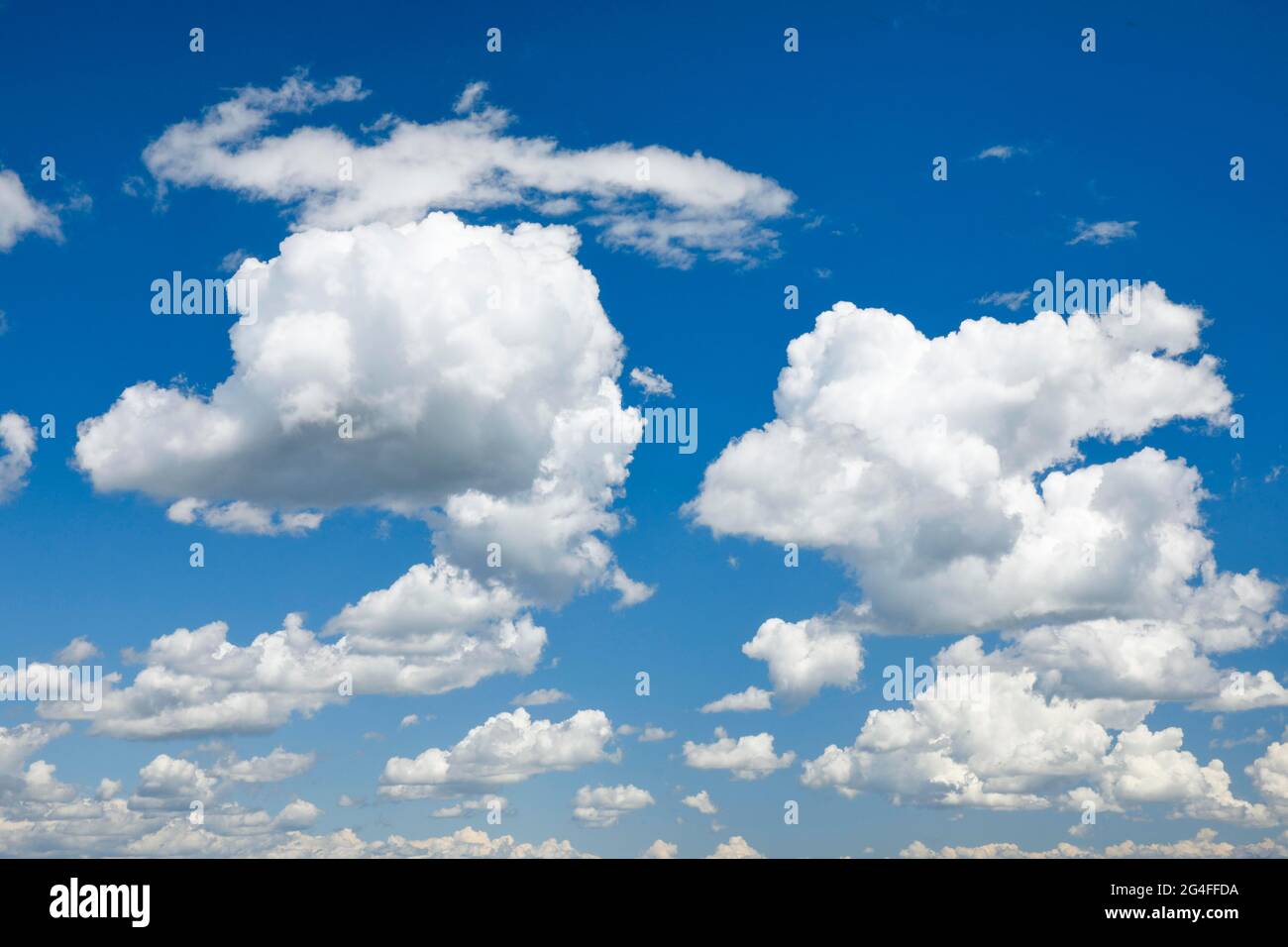 Schöne weiße Frühlingswolken am blauen Himmel, Schweiz Stockfoto