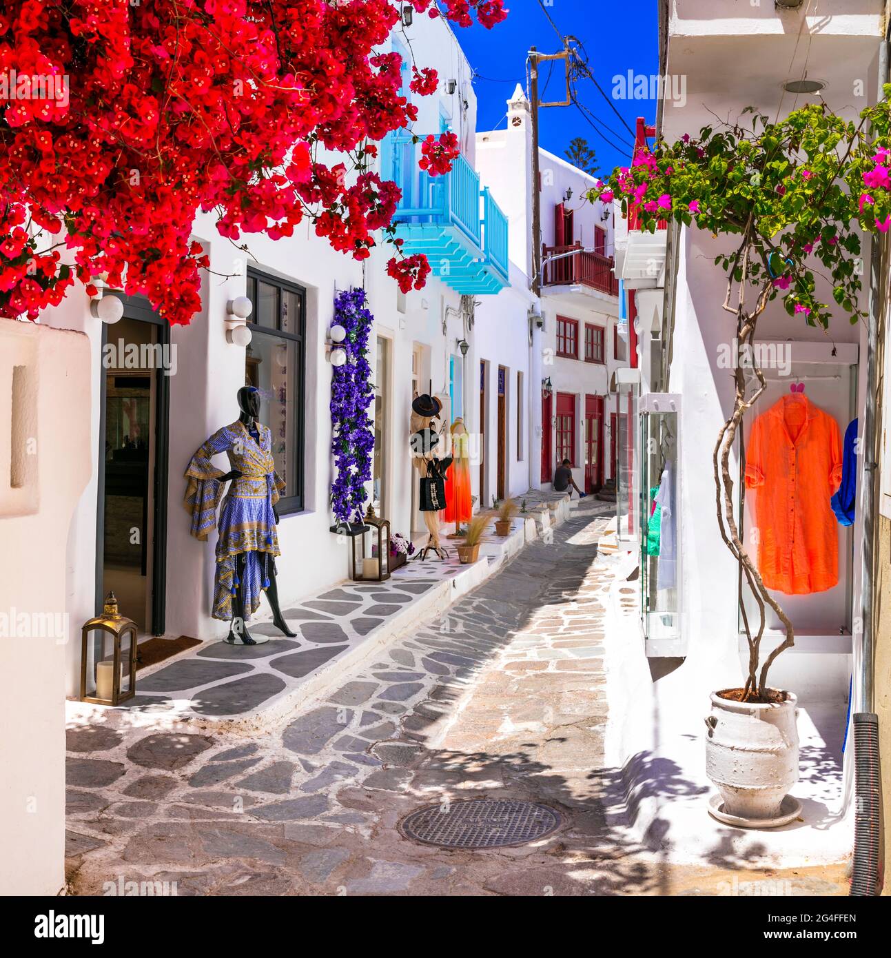 Authentisches traditionelles Griechenland. Charmante, farbenfrohe Blumenstraßen auf der Insel Mykonos mit Modegeschäften. Kykladen Stockfoto