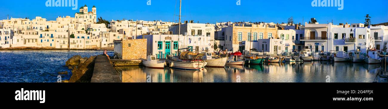 Griechenland Reisen. Kykladen, Insel Paros. Schönes Fischerdorf Naousa. Panorama des alten Hafens mit Segelbooten über Sonnenuntergang. Mai 2021 Stockfoto
