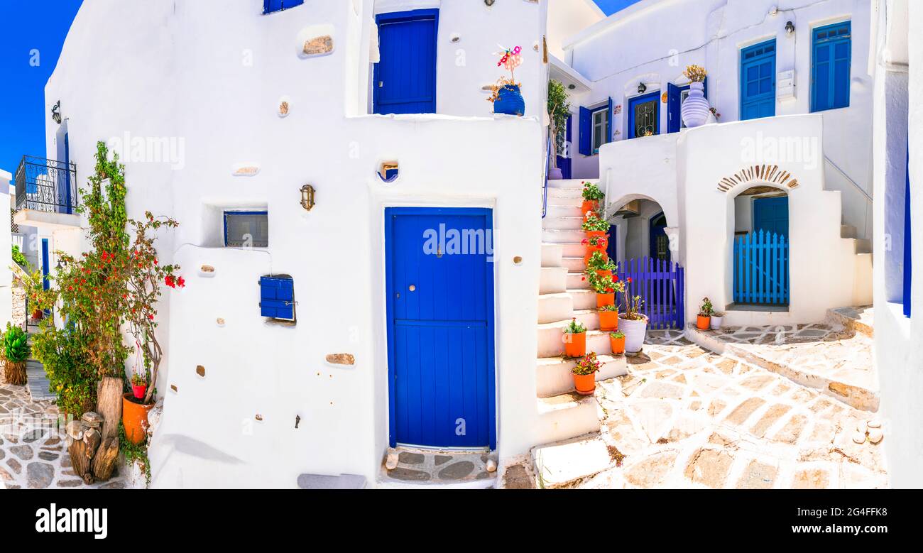 Griechenland, Kykladen. Schönes traditionelles griechisches Dorf in Lefkes auf der Insel Paros. Typische weiß getünchte Häuser und schmale Gassen mit Blumen. Stockfoto