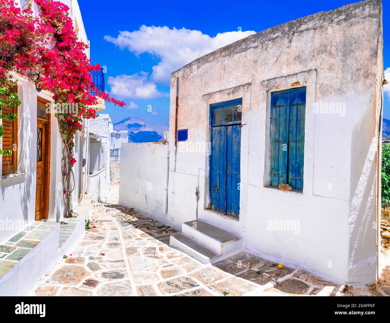 Griechenland, Kykladen. Schönes traditionelles griechisches Dorf in Lefkes auf der Insel Paros. Typische weiß getünchte Häuser und schmale Gassen mit Blumen. Stockfoto