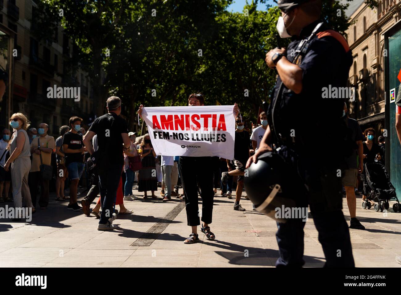 Eine Frau hält ein Plakat mit der Aufschrift „Amnesty“ auf den Ramblas während des Besuchs des spanischen Premierministers Pedro Sanchez am 21. Juni 2021 in Barcelona, Spanien. Pedro Sanchez hält eine Konferenz im Liceu-Theater ab, um die Gewährung von Begnadigung an katalanische Separatisten-Führer bekannt zu geben, die sich derzeit für das Referendum 2017 im Gefängnis befinden. Dieser Schritt wurde von Hardline-Separatisten als bloße politische Show gesehen. (Foto von Davide Bonaldo/Sipa USA) Stockfoto